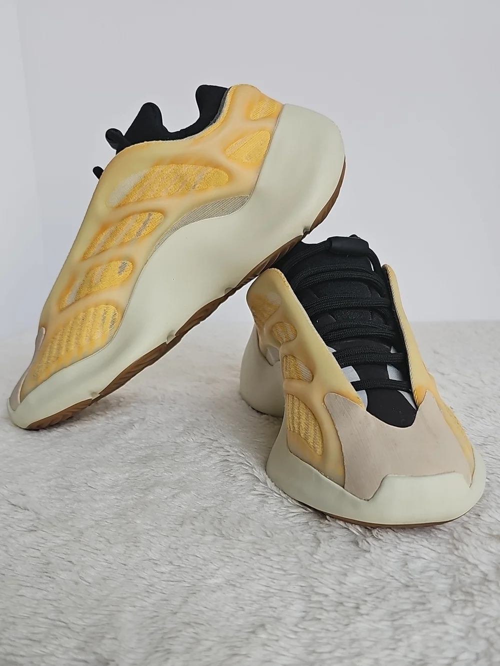 ​adidas Yeezy 700 V3 Mono Safflower HP5425 Men Size 6 Women 7
